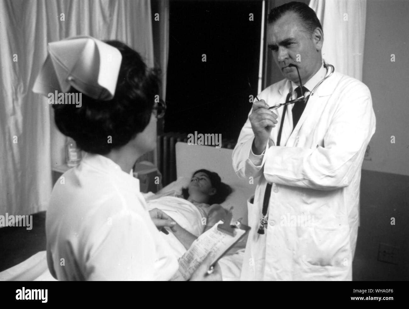 Arzt und Krankenschwester über den Gesundheitszustand eines Patienten Stockfoto