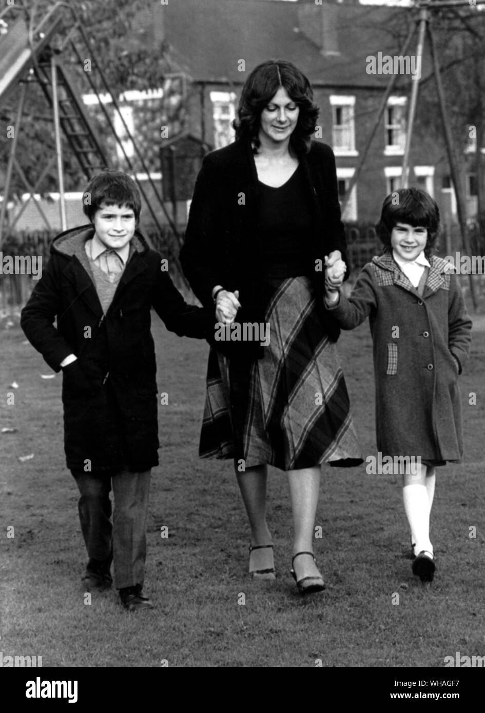 Frau Maria Teale und Kinder. 17. November 1981 Stockfoto