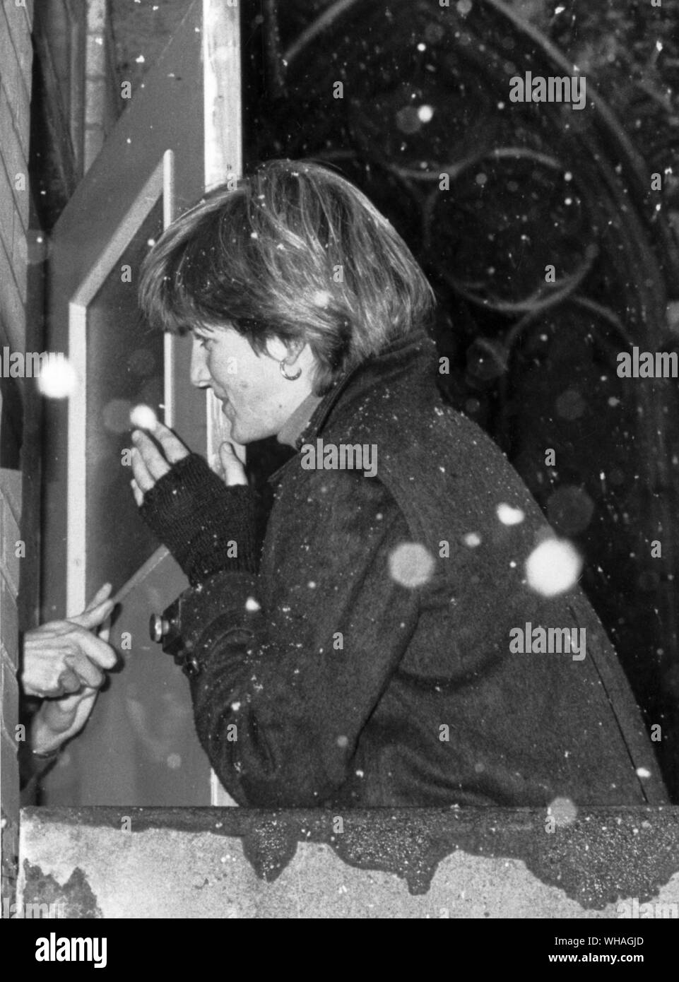 Lady Diana Spencer tragen fingerlose Handschuhe aus dem Kindergarten in St. Georges Square London, wo sie heute arbeiten. Sie sagte, dass sie gerne, schon bald zu heiraten. 28. November 1980 Stockfoto