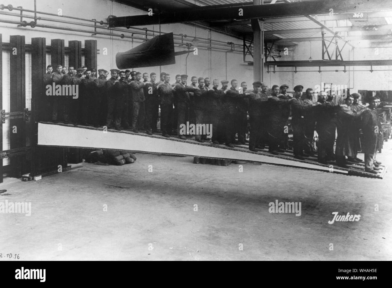 40 zwei Männer stehen auf einem duraluminium Flügel es für Stärke zu testen. September 1916. 4. experimentelle Flügel Stockfoto