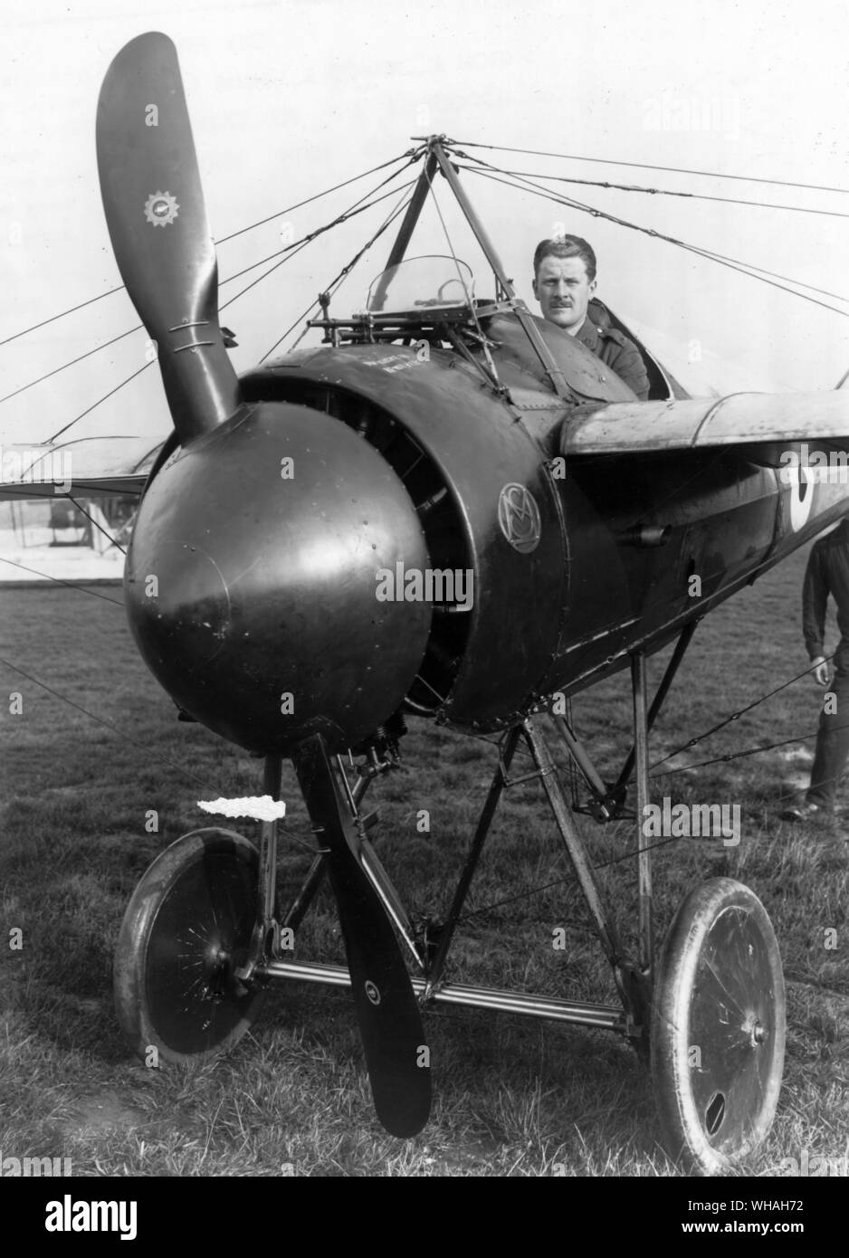 Morane Bullet. 110 ps Le Rhone Motor. Der mittlere Abschnitt und Motor mit dem Pilot T H Bayetto im Cockpit. Hinweis Abweiser propellor Stockfoto Morane Bullet. 110 ps Le Rhone Motor. Der mittlere Abschnitt und Motor mit dem Pilot T H Bayetto im Cockpit. Hinweis Abweiser propellor Stockfoto
