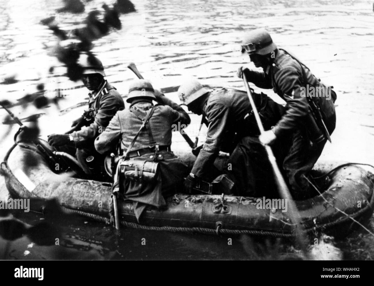 Truppen überqueren den Fluss Maas in Rubber Boot 1940 Stockfoto