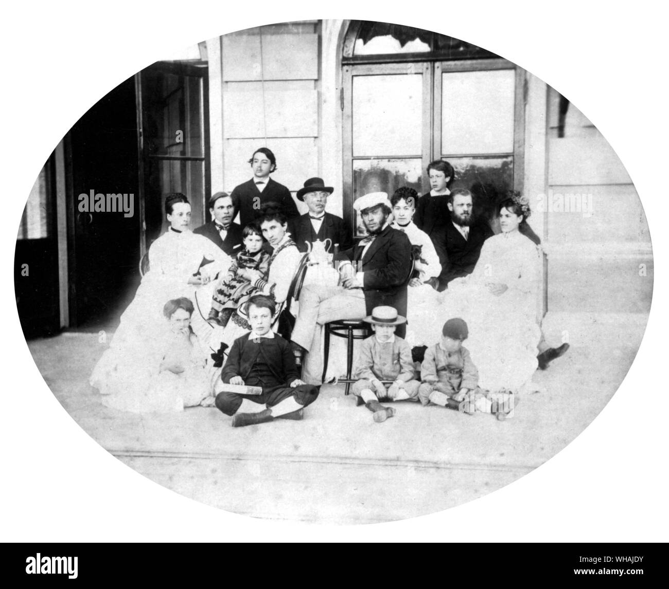 Die von Meck Familie. Nadezhda hält Milochka mit Alexander Yolshin sitzt auf der linken Seite, Karl von Meck ist auf der Rückseite hinter der Teekanne sitzt Stockfoto