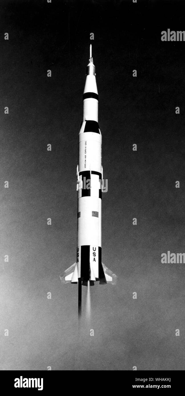 Die Saturn V genaue Modell Rakete im Flug Stockfoto