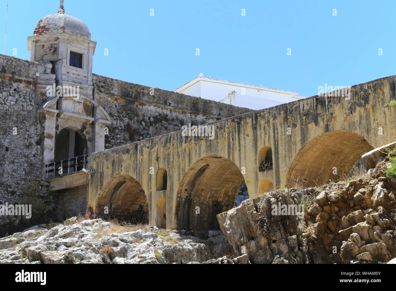 Blick auf die Brücke und Wachturm der eine alte politische Gefängnis in Peniche, Portugal Stockfoto