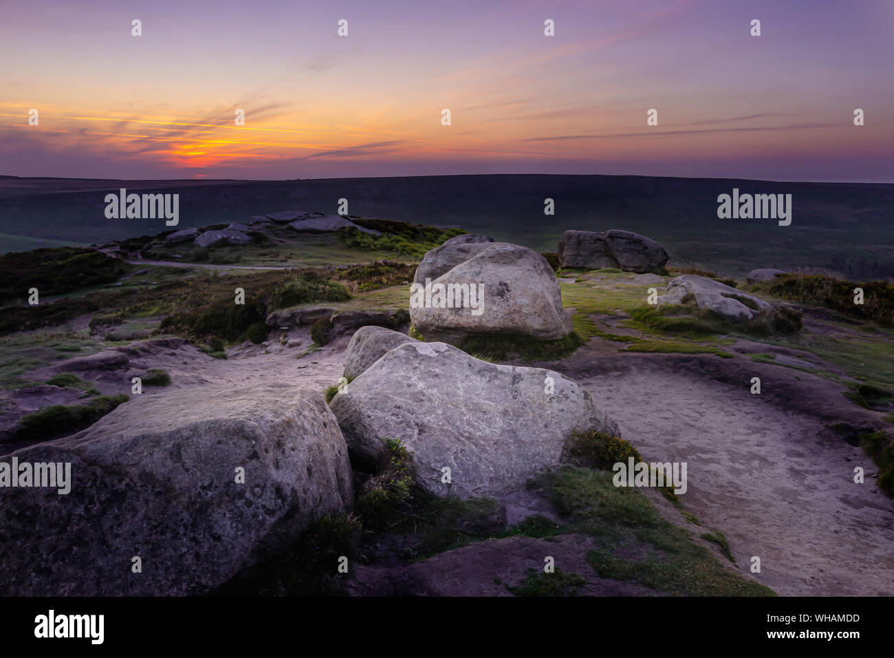 Sonnenaufgang über felsige Hügel. Ethereal am frühen Morgen Szene mit rosa Farbton in den Himmel. Idyllische Landschaft des Peak District National Park, Derbyshire, UK. Stockfoto