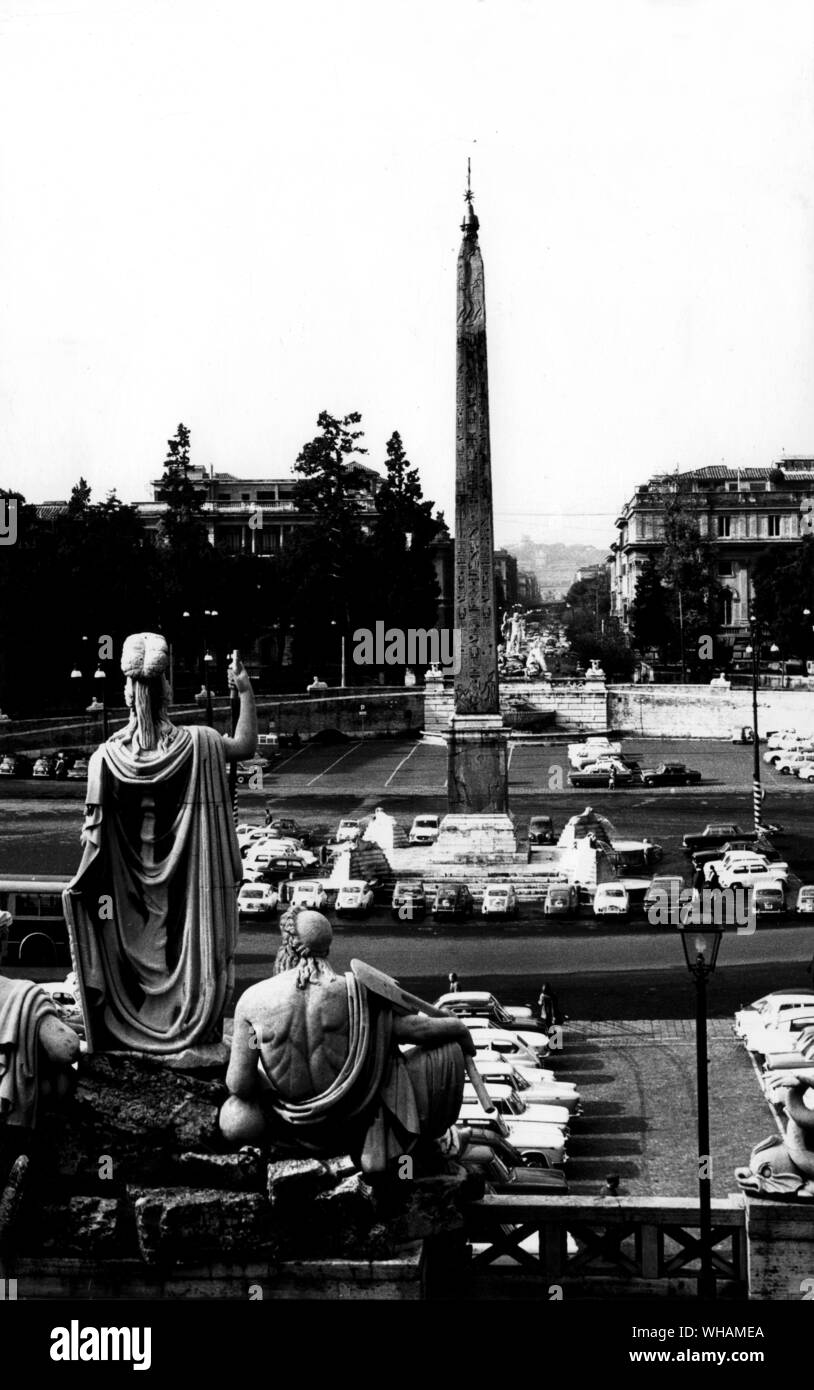 Die Piazza del Popolo entfernt. Im Vordergrund die Abbildung von Rom und dem Tiber. Gegenüber auf der Kurve der Piazza ist der Neptun Gruppe. Die einst Sakrosankte unermeßlichkeit dieser herrlichen Piazza hat jetzt ein Parkplatz geworden Stockfoto