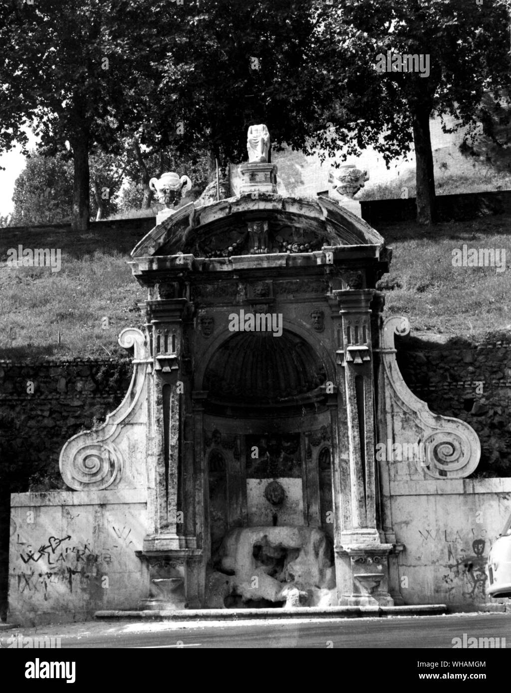 Der Gefangene Brunnen in Trastevere ein Relikt des berühmten und inzwischen abgerissenen Villa Montalto, das im 16. Jahrhundert auf der Website von Roms Hauptbahnhof stand Stockfoto