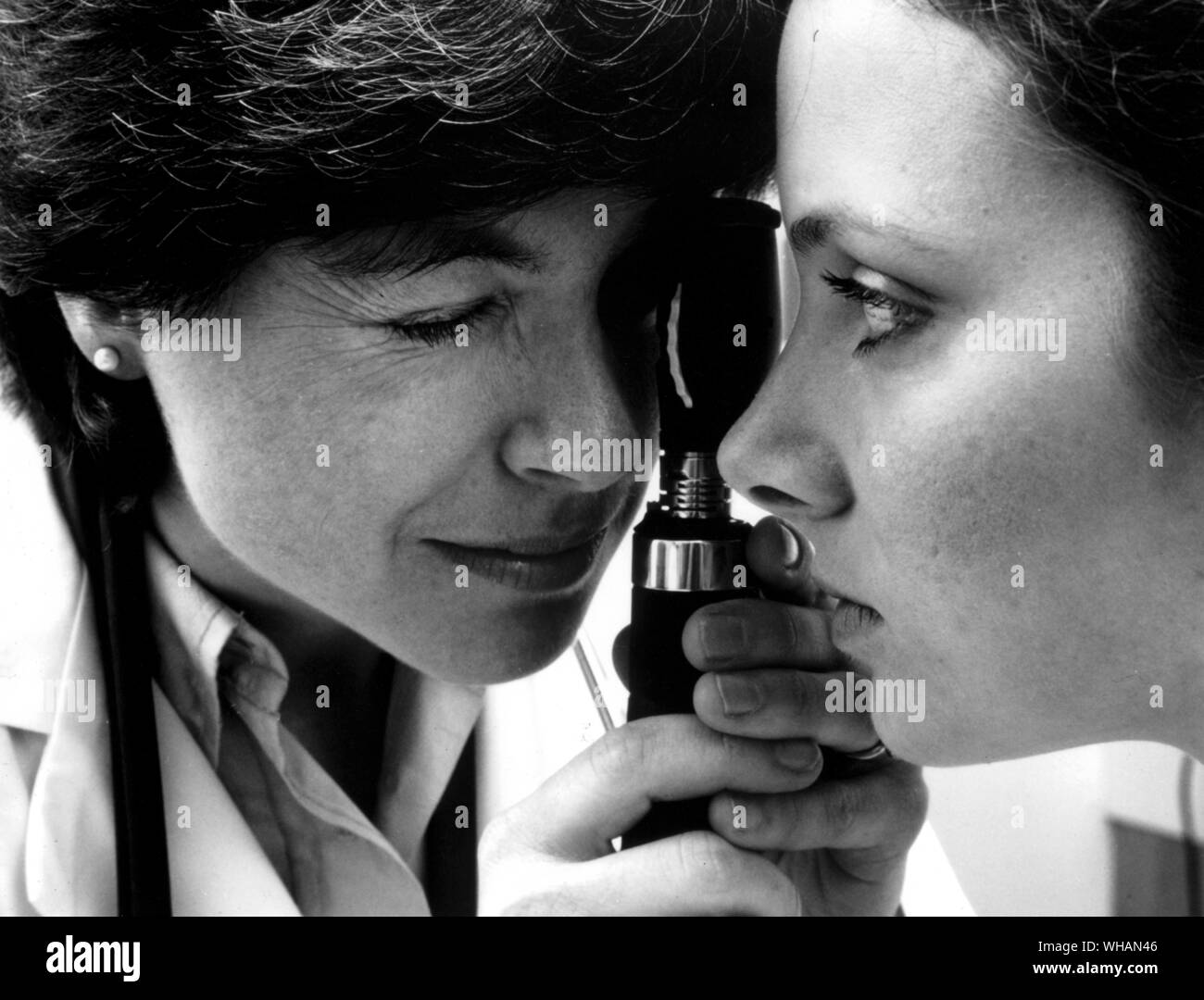 Ärztin Kontrolle der Augen eines weiblichen Patienten Stockfoto