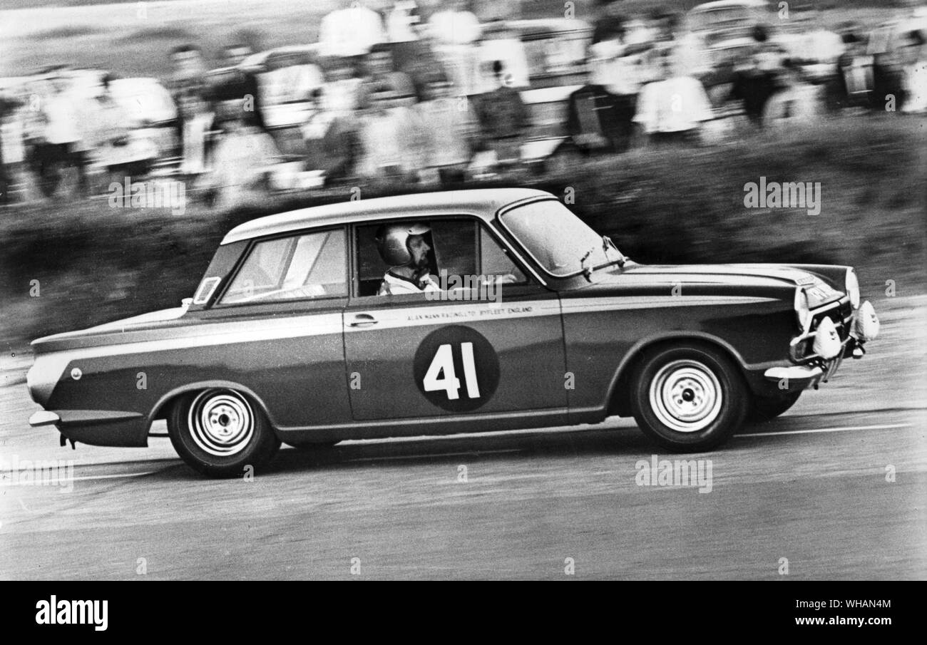 Sir John whitmore. Cortina Lotus. Europäische Limousine. . Die RACING BARONET. 1965 Sir John whitmore genossen eine außergewöhnliche Reihe von Rennerfolge in einem Lotus-Cortina. Stockfoto