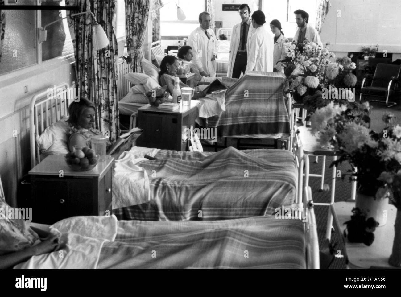 Barts Hospital. Patienten auf einer Krankenstation. Ärzte im Gespräch mit einem Patienten Stockfoto