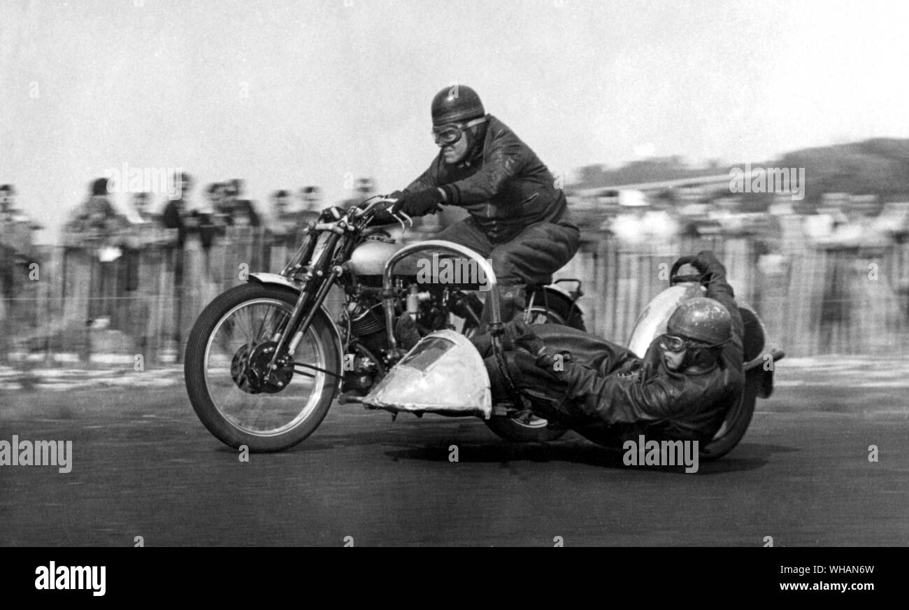 John Surtees Sr auf Motorrad, dem Vater von Rennfahrer Legende John Surtees, Reiten in Beiwagen in Brands Hatch 1952 Stockfoto