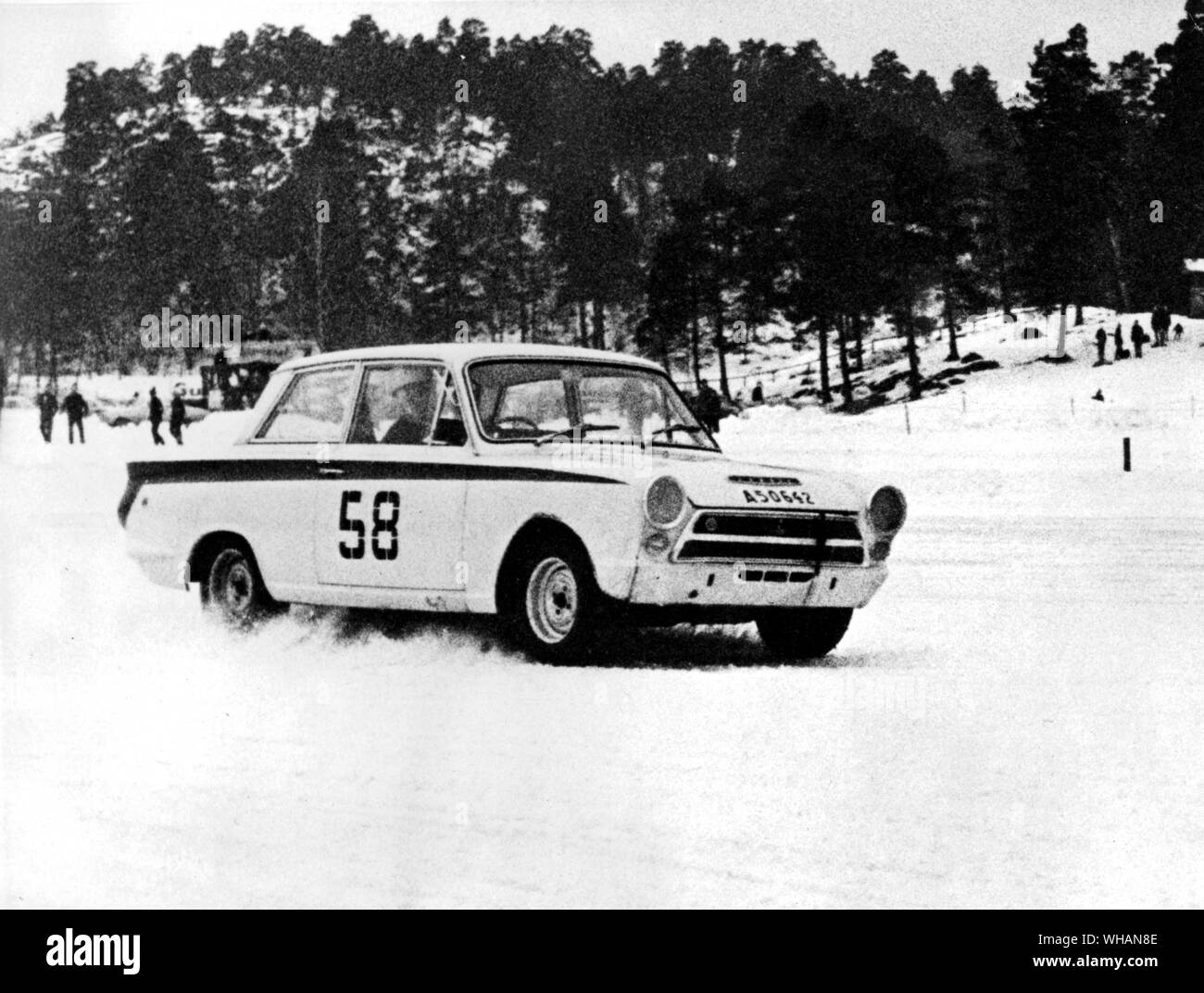 Schwedische Ice Race Meisterschaft 1964. Sieger Erik Berger in einem Ford. Stockfoto