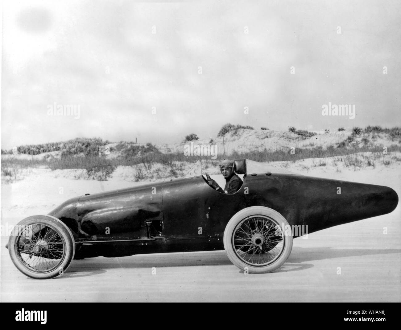 Tommy in Milton Duesenberg land Speed Record Auto in Daytona Beach, Florida 1920. Er einen neuen Geschwindigkeitsrekord von 156.046 mph in einer speziellen 16-Zylinder Duesenberg, half er zu entwerfen. Stockfoto