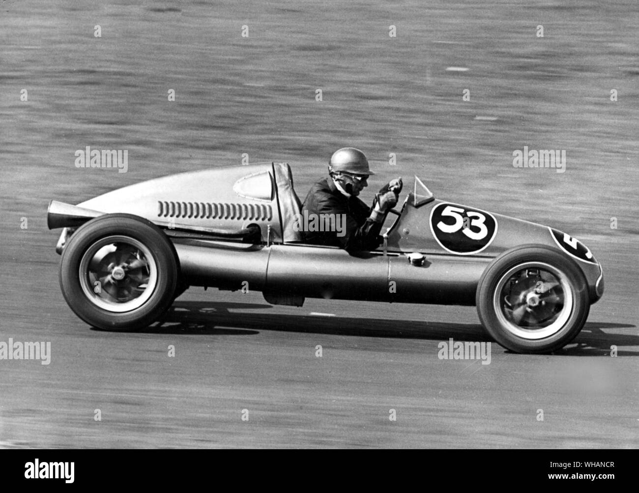 V. Chr. Ecclestone fährt sein Cooper53 in Brands Hatch 1951. Er gewann die 500cc-Rennen. Stockfoto