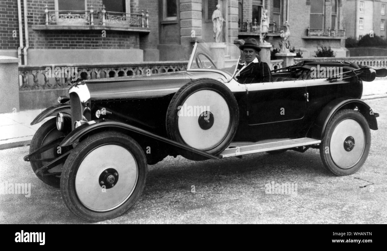 1924 Palladium Sieg 11,9 hp Tourer.. AER Gilligan die bekannten cricketer am Rad. Stockfoto