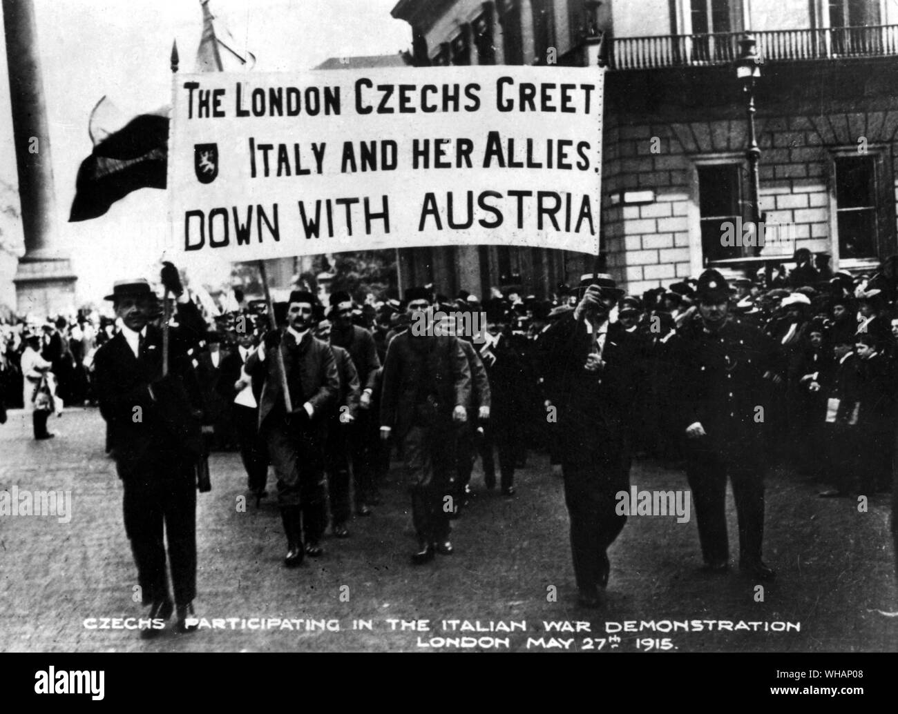 Eine Szene während eines österreichischen Demonstration der Tschechen mit Wohnsitz in London am 27. Mai 1915 getroffen. . Die Londoner Tschechen grüße Italien und ihre Verbündeten sich mit Österreich. Tschechen die Teilnahme an der Italienischen Krieg Demonstration Stockfoto