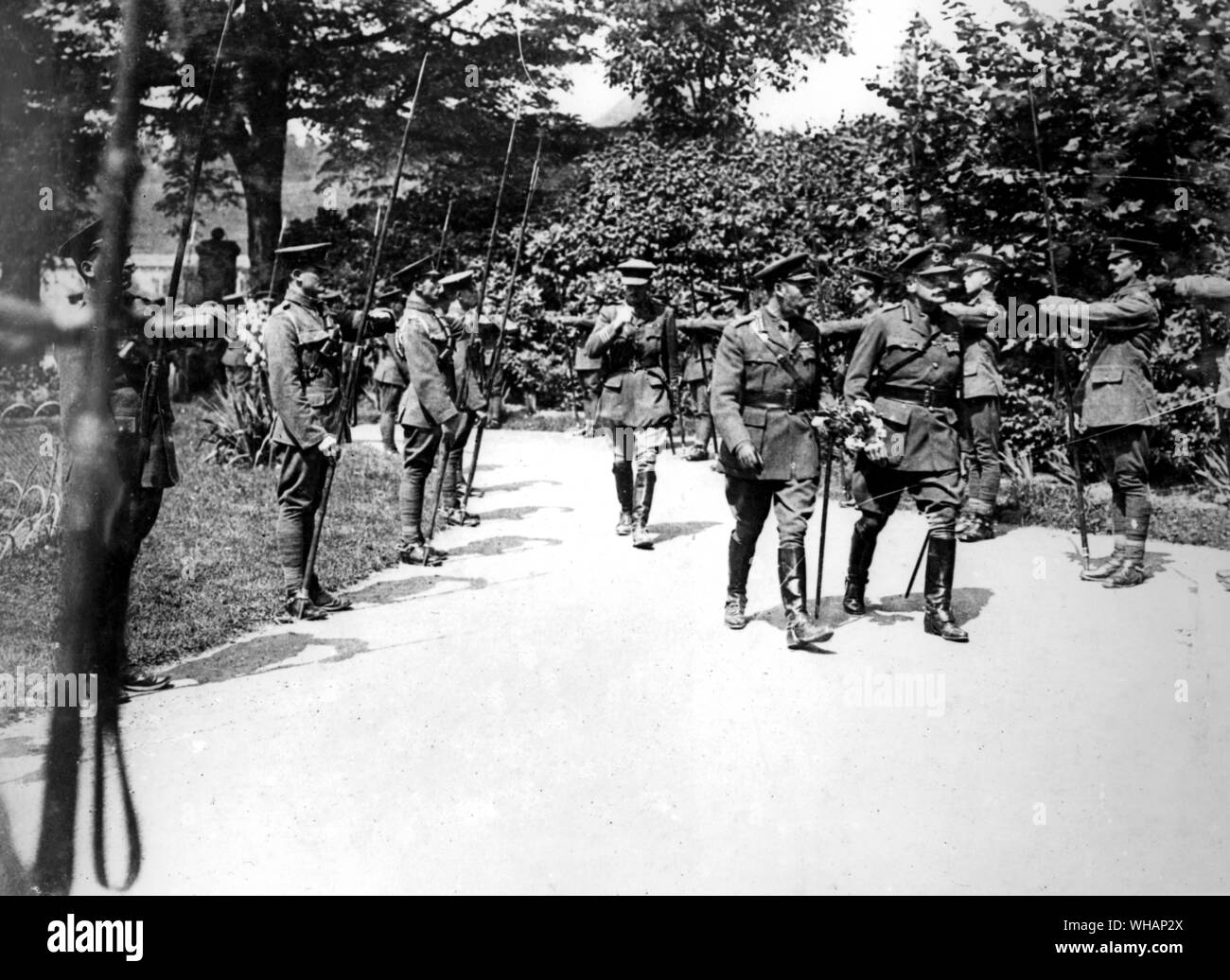 HM der König mit Sir Douglas Haig, im Commander in Chief's Chateau (Advanced GHQ) bei Beauquesne. August 1916. Schutz der Ehre vom 17 Lancers unter Kapitän Schwarz Stockfoto