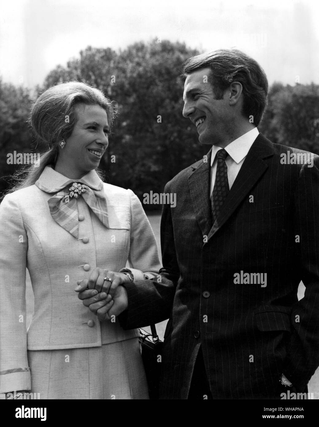 Prinzessin Anne am Buckingham Palace mit Lieutenant Mark Phillips, Hände halten Engagement 1973 Stockfoto
