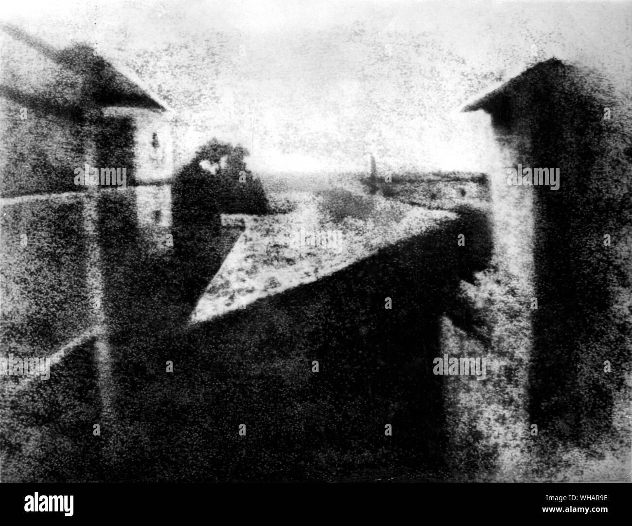 Die Welten der erste Foto 1826. Von Niepce auf einem Zinnteller, die Aussicht von der Niepce Fenster auf Gras in der Nähe von Chalon-sur-Saone Stockfoto