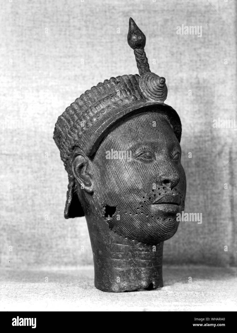Kopf eines Oni aus Ife. Ife und Benin: Ife und Benin waren die zwei alten afrikanischen royal Kulturen. Jedes links Skulpturen hinter, terra-cotta und manchmal Bronze Skulpturen von Ife aus dem 13. Jahrhundert. . . Umfangreiche Forschung zu dem Schluss führen, dass diese Bronze Statue wurde auf Geheiß von Oni von Ife während der grossen Zeit der Bronzeguss werfen. Es wird vermutet, dass es sich um eine tatsächliche Porträt des African Queen Mutter. Das Porträt wird geglaubt, Königin Mutter Moremi von Ife zu sein. . Stockfoto