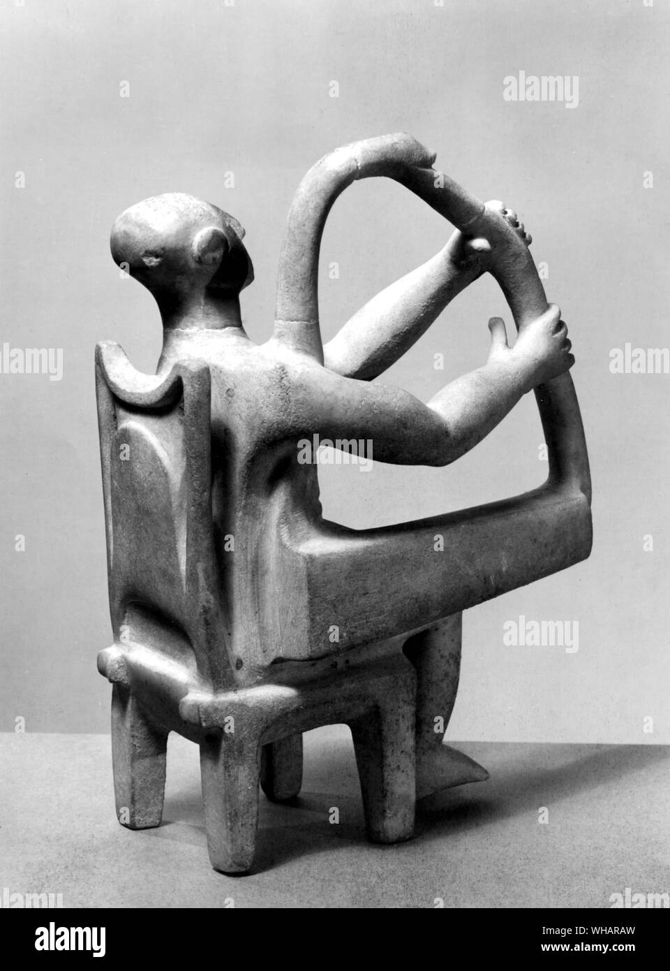 Kykladen Skulptur. c 2500 v. Chr.. . Statuette: Sitzender Mann mit Harfe. Marmor Stockfoto