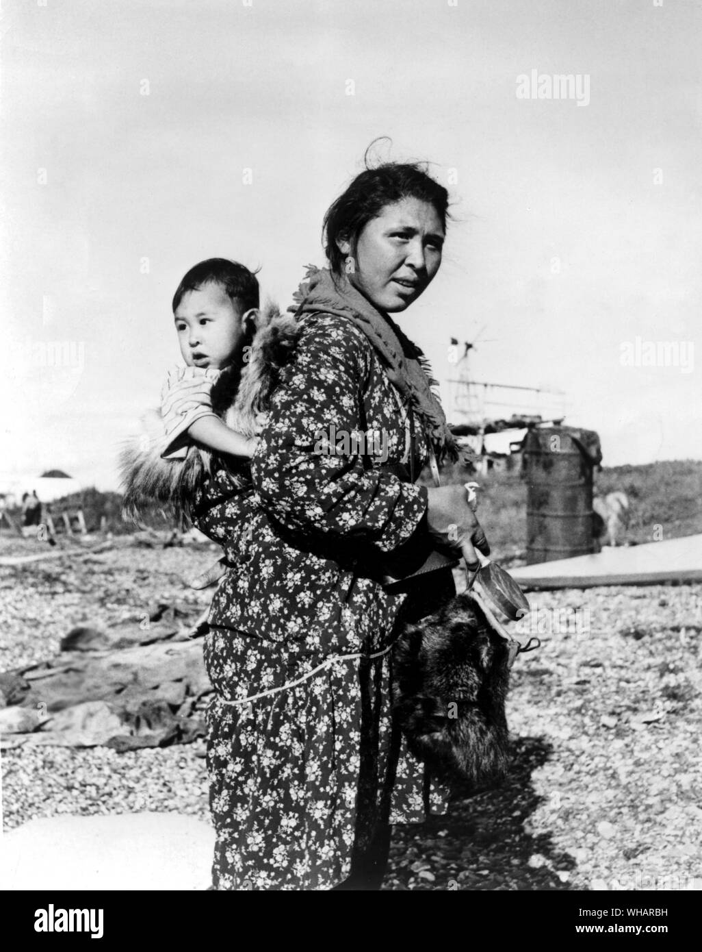 Inuit Mutter und Baby am Punkt legen. Alaska Stockfoto