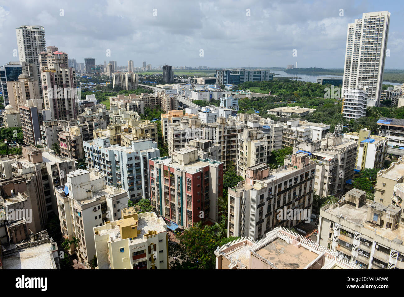 Indien, Mumbai, Stadtentwicklung, Wolkenkratzer mit teuren Wohnungen im Vorort Goregoan, Inorbit Shopping Mall und Callcenter- und BPO-Bürogebäude Stockfoto