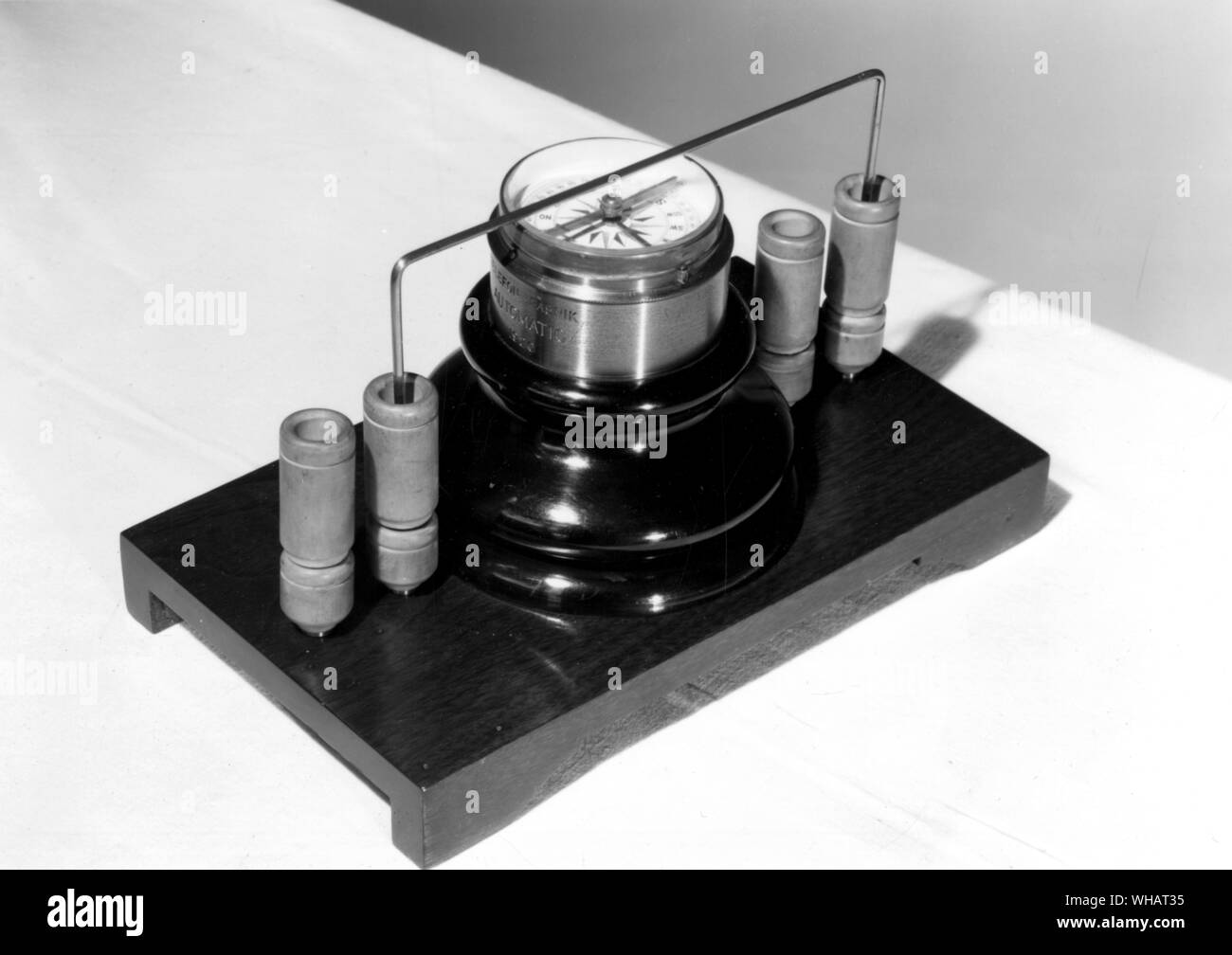 Die Vervielfältigung von Oersteds Kompass in seinem ursprünglichen Experiment auf elektromagnetismus verwendet Stockfoto