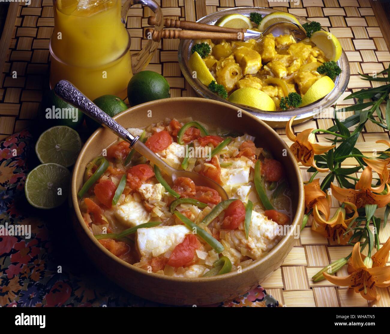 Internationale Küche. Top, eingelegte Fisch.. Ingelegde, Südafrika.. Unten, Heilbutt in einer pikanten Sauce.. Cozumel, Mexiko. Stockfoto
