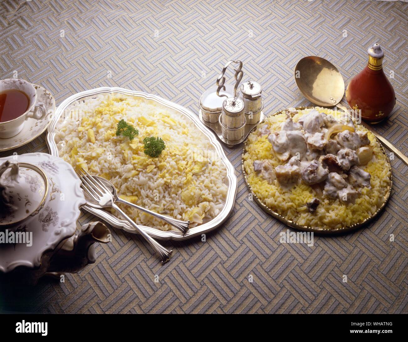 Internationale Küche. Links, Kedgeree.. Großbritannien.. Rechts-, Hammel mit Reis.. Biryani, Pakistan. Stockfoto