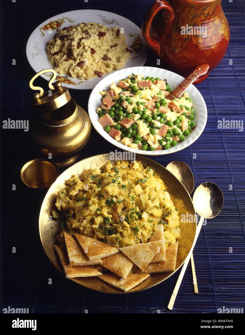 Internationale Küche. Von Oben nach Unten. Rührei mit Sardellen.. Szardellaval Tojas, Ungarn. . Rührei. Daahn WoonDow Chow, China. . Rührei. Achoori, Indien (parsee). Stockfoto