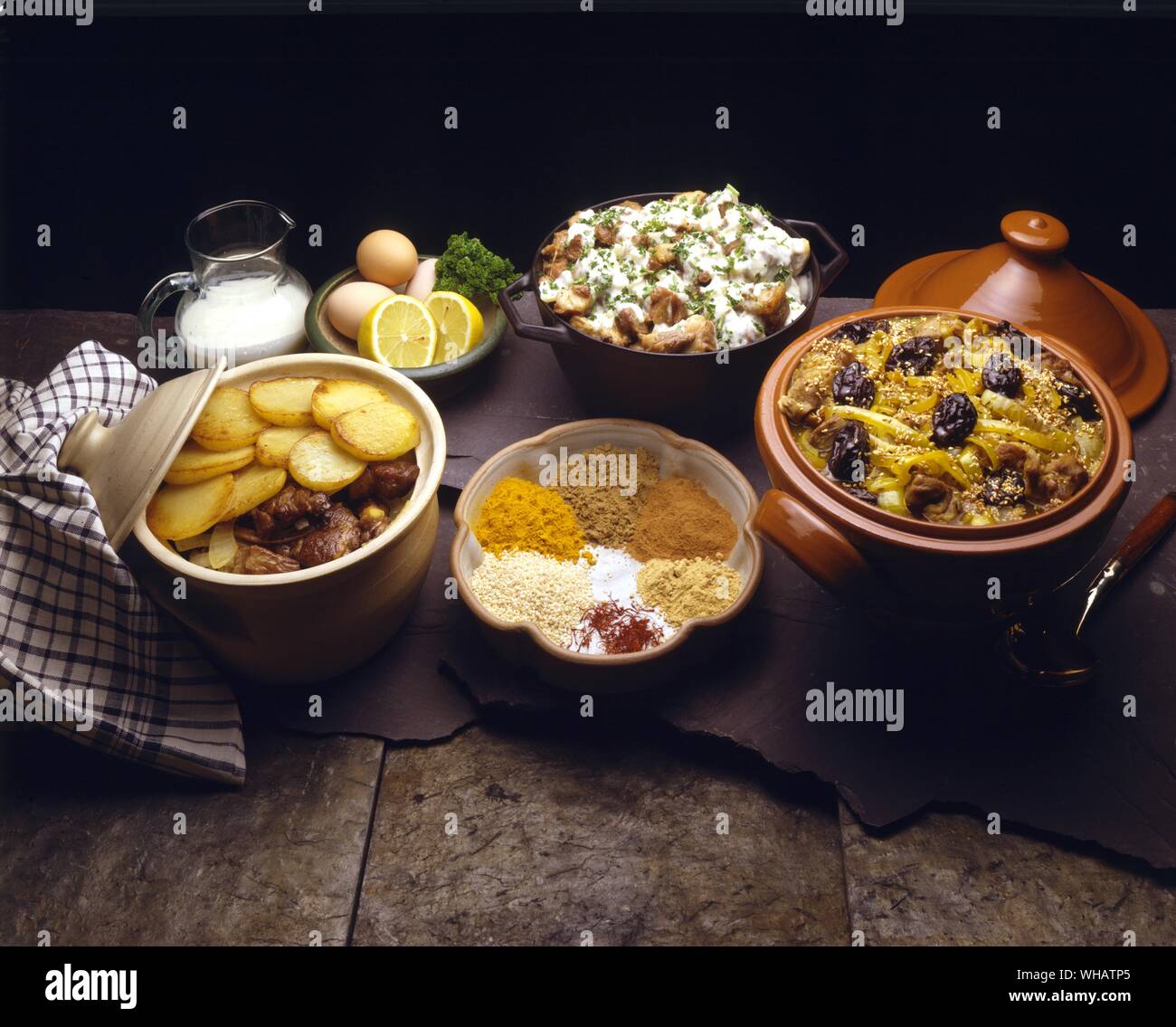 Internationale Küche. Nach rechts Irish Stew übrig.. Eire.. Lamm in einem Ei und Zitronensauce.. Agnesshko v Yaitse ich Limonov Sos, Bulgarien.. . Lammeintopf mit Backpflaumen. Tajine, Marokko. Stockfoto