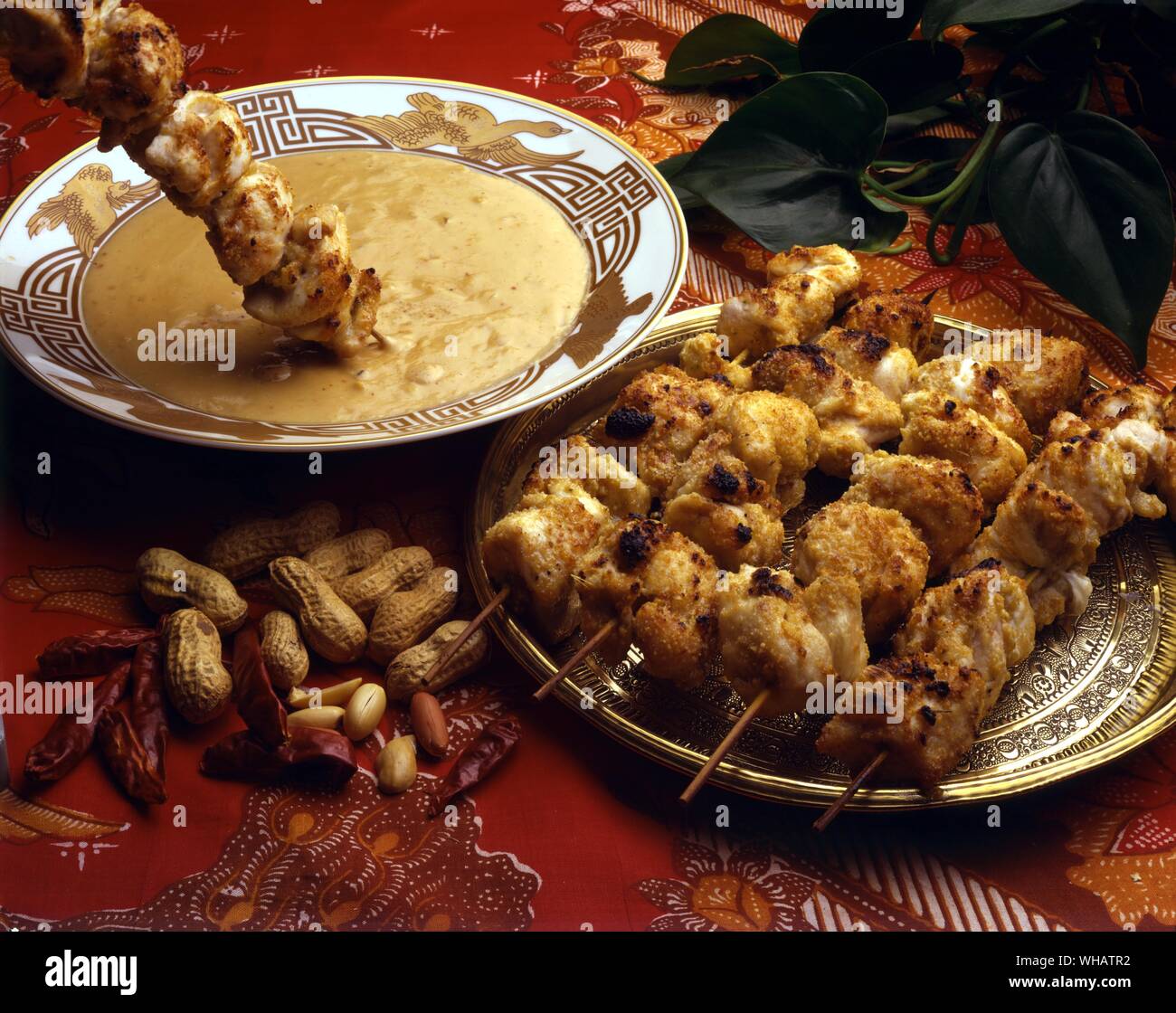 Internationale Küche. Gegrilltes Hühnerfleisch mit Erdnuss-sauce.. Sateh, Malaysia und Indonesien. Stockfoto