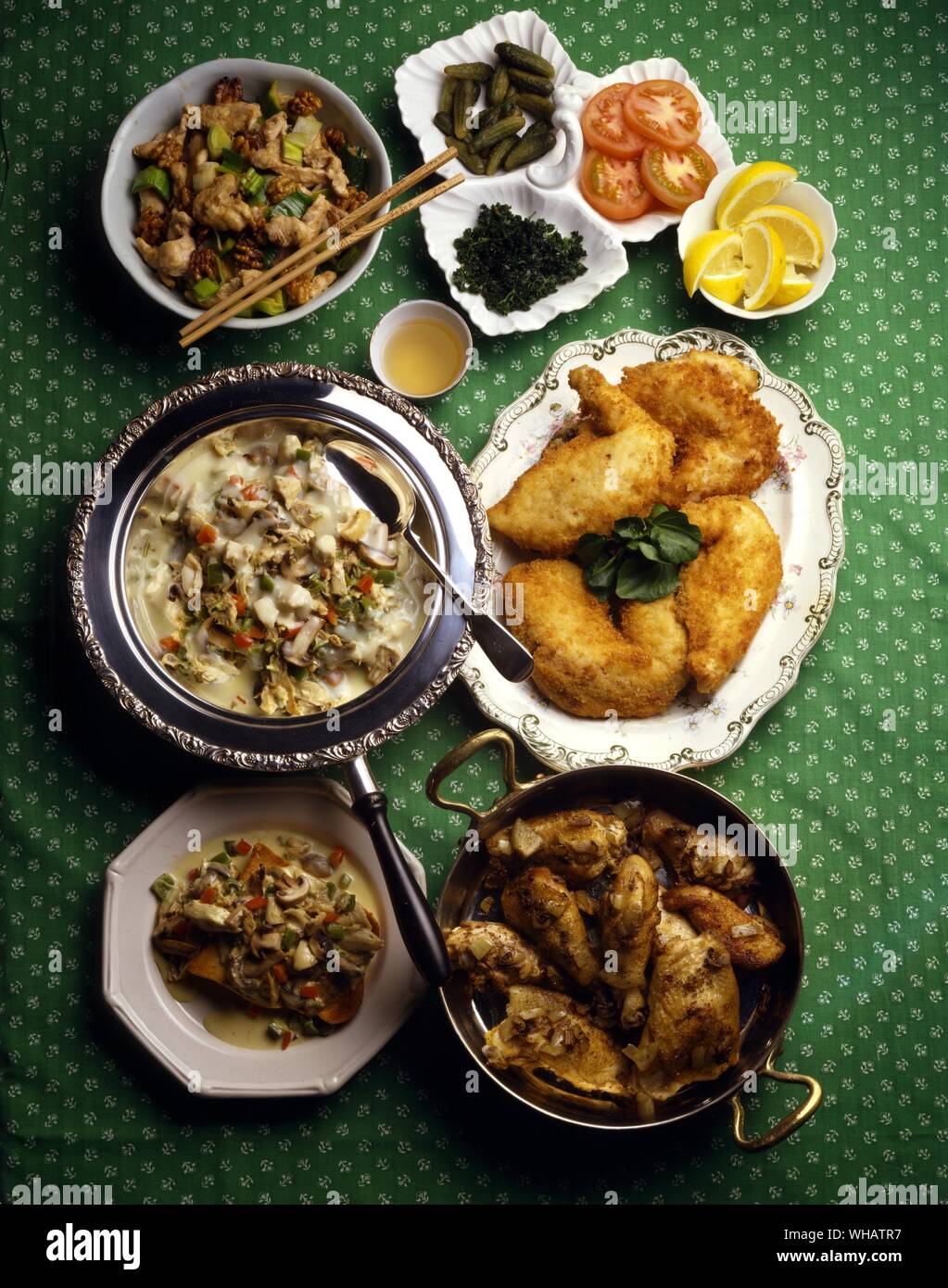 Internationale Küche. Von Oben nach Unten. Gebratenes Huhn mit Walnüssen.. Er Tao Chi Ting, China. . Chicken A La King.. USA.. . Wiener Fride Huhn.. Wiener Backhendi, Österreich. . Land Kapitän.. Indien und die USA. Stockfoto
