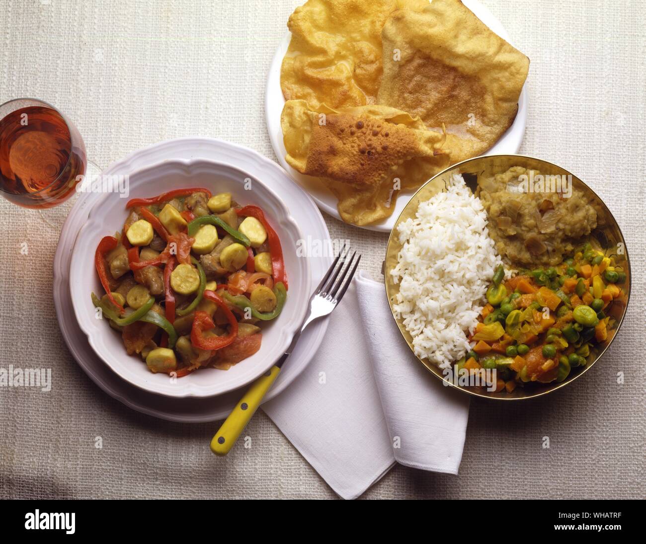 Internationale Küche. Gemüseeintopf übrig.. Ratatouille, Frankreich.. Rechts Gemüse Curry.. Sabzi Ki Kari, Indien. Stockfoto