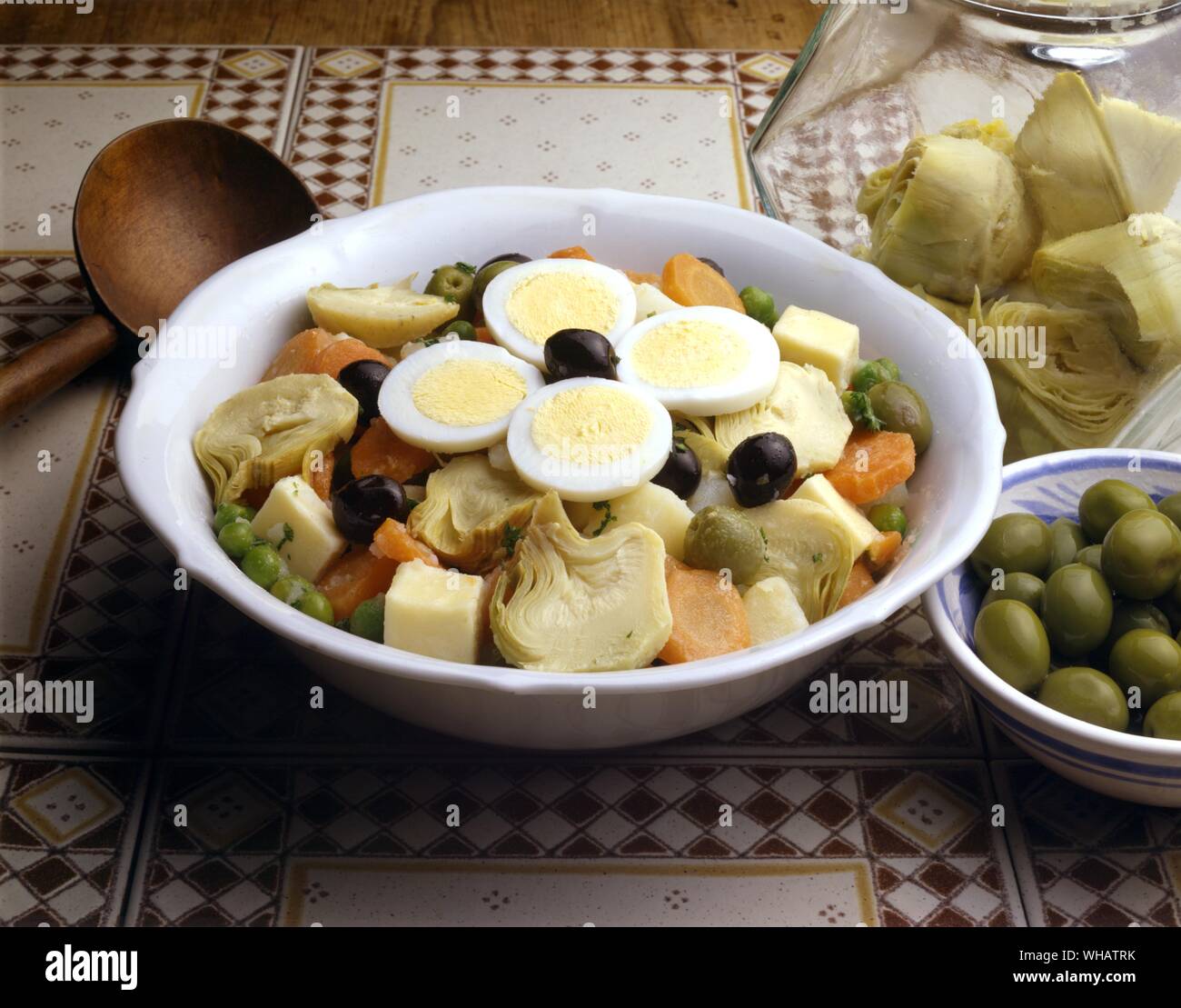 Internationale Küche. Tunesischen Salat.. Grande Salade Tunisienne, Tunesische.. Stockfoto
