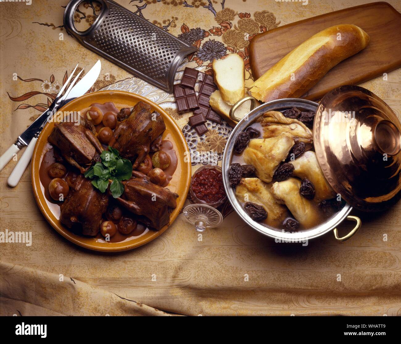 Internationale Küche. links, Tauben in einem Chololate Soße.. Pichones Estofados, Spanien.. Recht, Hase mit Backpflaumen, flämischen Stil.. Vlaams Konijn Met Pruimen, Belgien (Flandern). Stockfoto