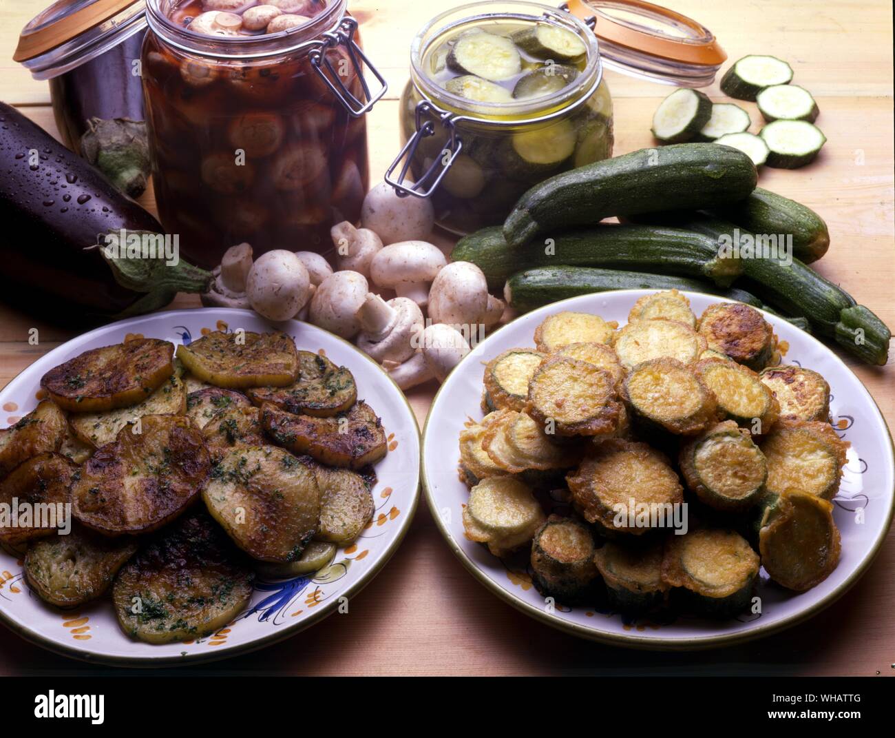 Italienische Küche von Robin Howe. Nach oben. . Funghi Alla Salamoia.. Eingelegte Pilze.. . Zucchini Alla Salamoia.. Eingelegte Zucchini.. . Unten.. . Melanzane A Funghetti. . Auberginen, Pilze gekocht. . Zucchini Dorati.. Gebratene Zucchini.. . . Stockfoto