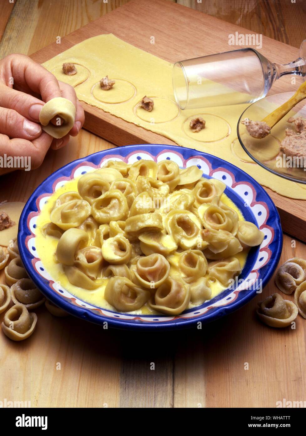 Italienische Küche von Robin Howe. . Tortellini Alla Panna.. Tortellini in Sahnesauce. Stockfoto