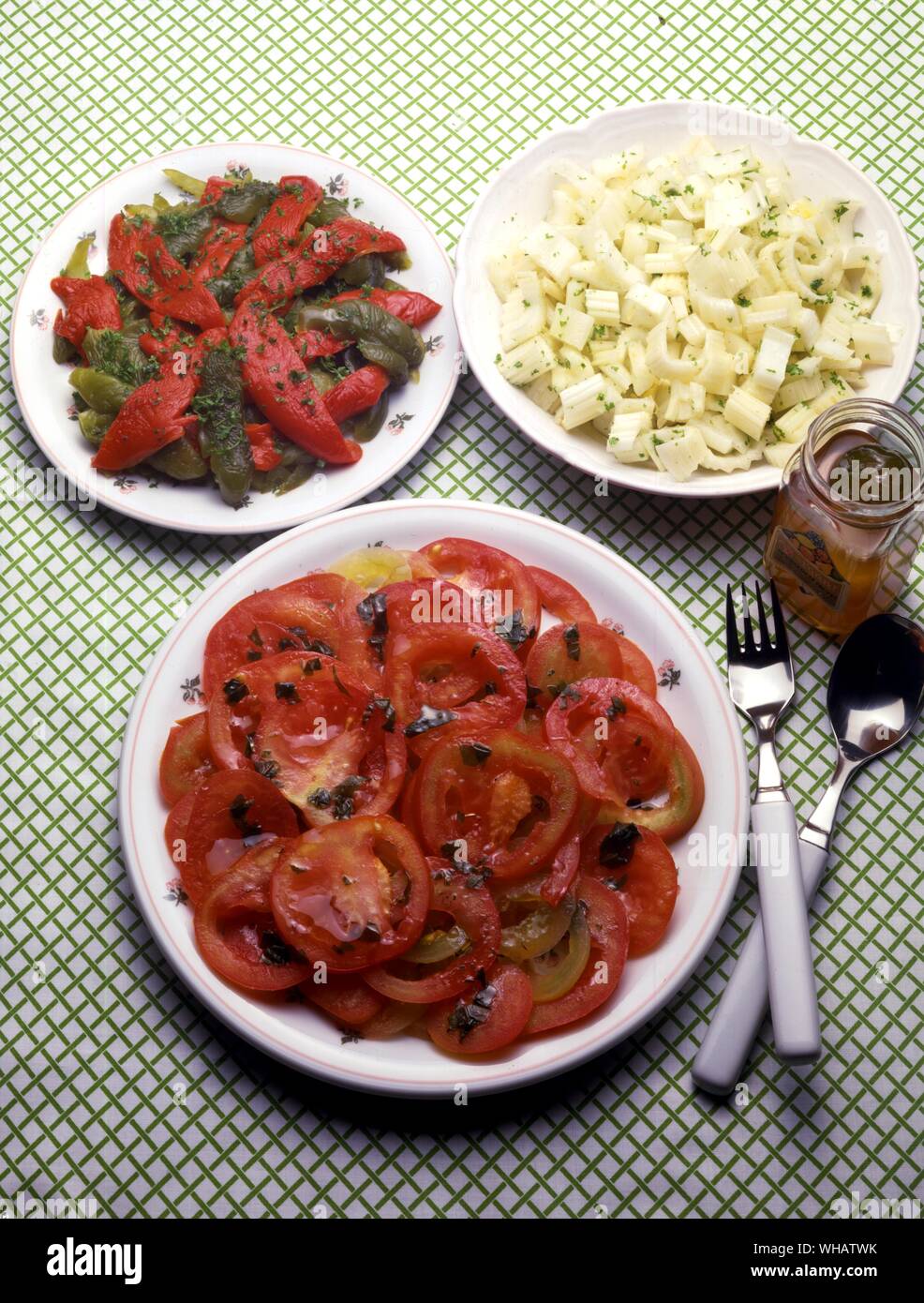 Italienische Küche. . Top.. Peperoni Arrostiti.. Paprika Salat.. . Insalata Di Sedano.. Sellerie Salat.. . Unten. . Insalata Di Pomodori Al Basilico.. Tomatensalat.. . Stockfoto
