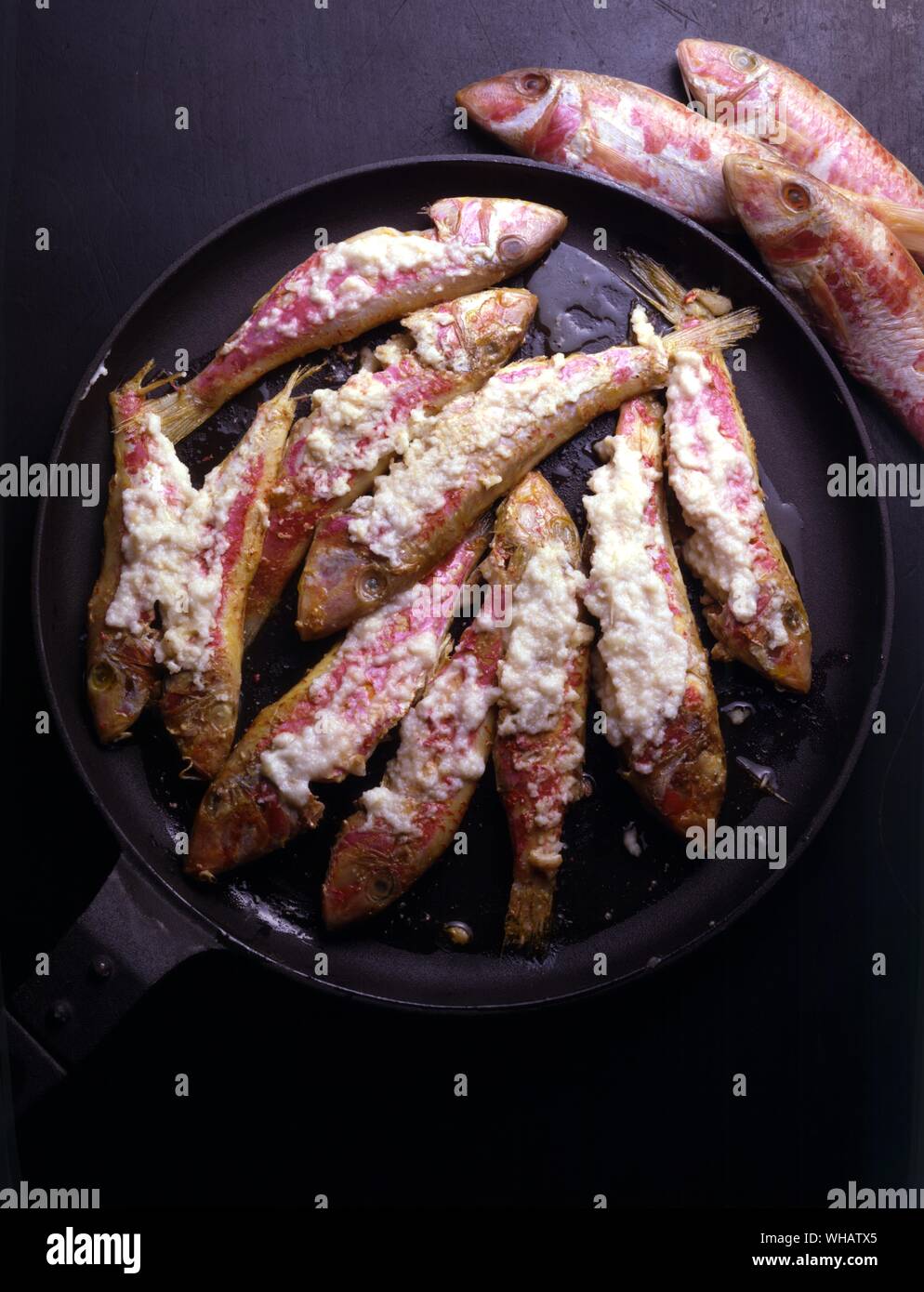 Italienische Küche von Robin Howe. . Pesci All'Agliata.. Fisch mit Knoblauch Sauce. Stockfoto