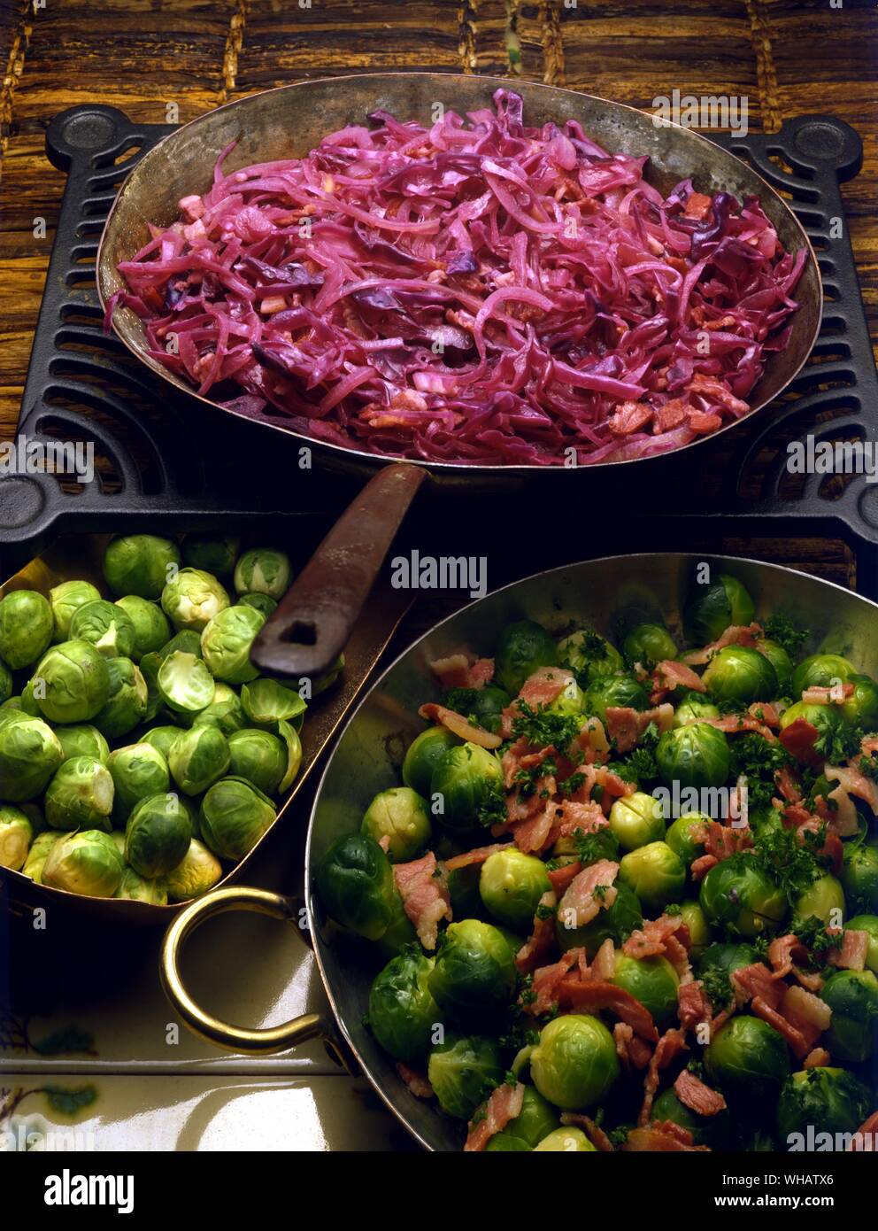 Italienische Küche von Robin Howe. . Top.. Cavolo Rosso.. Rotkohl.. . Unten.. Cavolini Di Bruxelles Con Pancetta.. Rosenkohl mit Speck. Stockfoto
