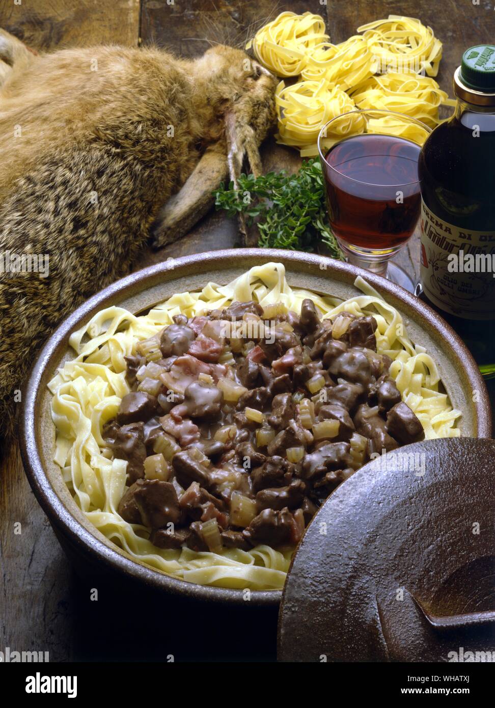 Italienische Küche. . Pappardelle Con La Salsa Di Lepre.. Nudeln mit Hase Sauce. Stockfoto