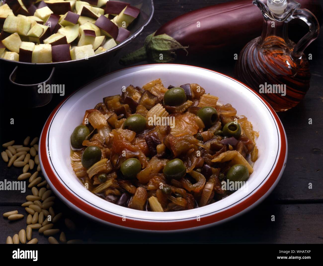 Italienische Küche von Robin Howe. . Caponata.. Auberginen Salat mit einem Sweet-Sour-Sauce. Stockfoto
