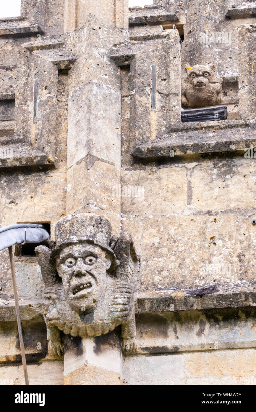 Mittelalterliche wasserspeier an der St. Peters Kirche (1465) in der Cotswold Stadt Winchcombe, Gloucestershire, Großbritannien Stockfoto