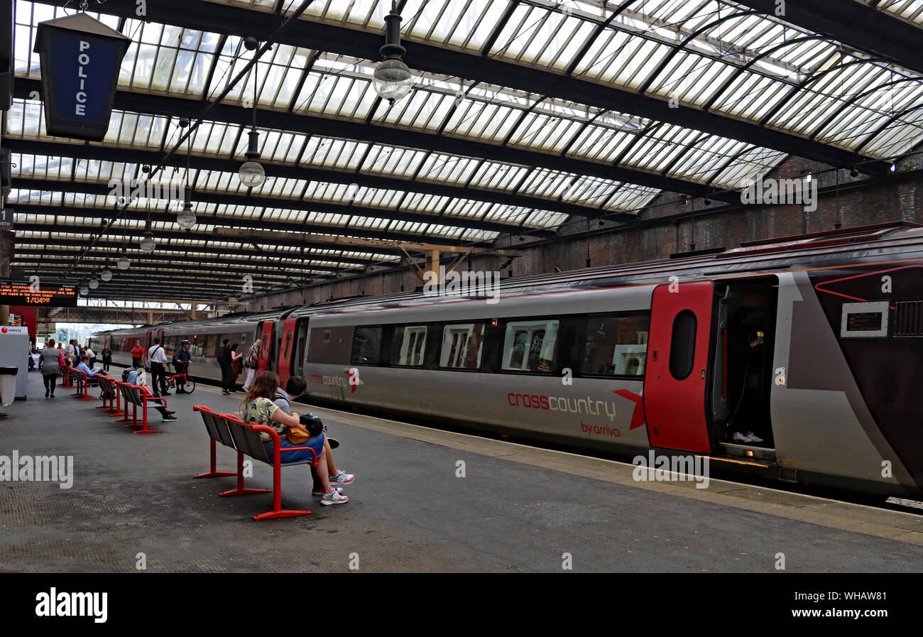 Ein Cross Country Zug steht in Stoke on Trent Bahnhof bilden einen Service nach Bournemouth als Passagiere oder für Ihren Zug warten. Stockfoto