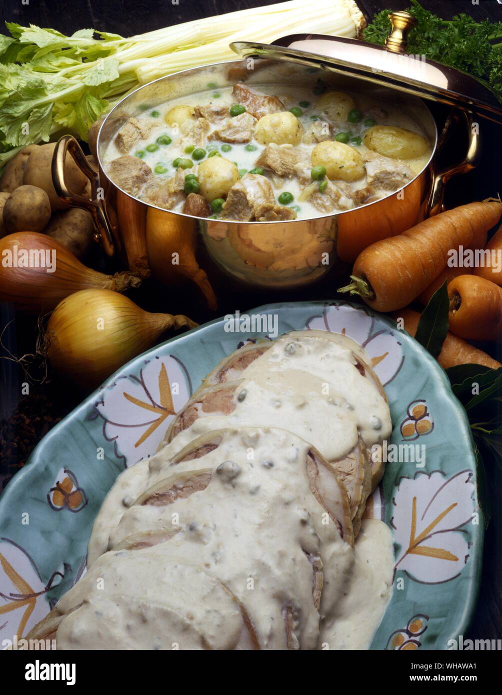 Italienische Küche von Robin Howe. . Top.. Spezzatino Di Vitello.. Kalbsragout.. . Unten.. Vitello Tonnato.. Kalbfleisch mit Thunfisch Sauce. Stockfoto