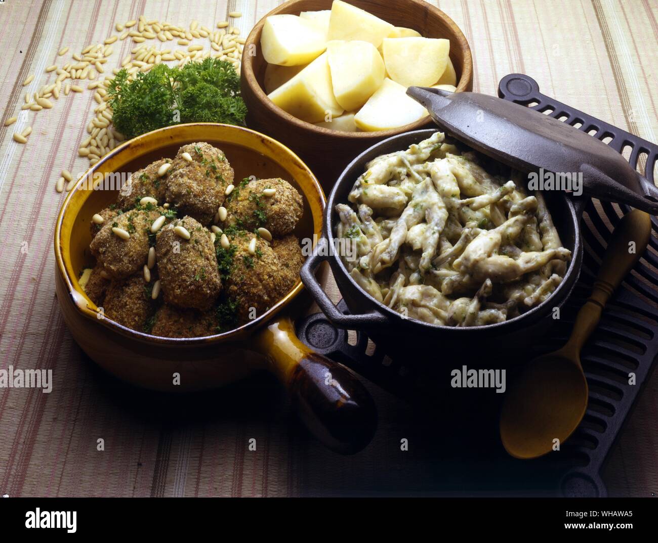 Italienische Küche von Robin Howe. . Links.. Polpette al Forno. Gebackenes Fleisch Kroketten.. . Rechts.. Rane in Guazzetto.. Froschschenkel Eintopf. Stockfoto