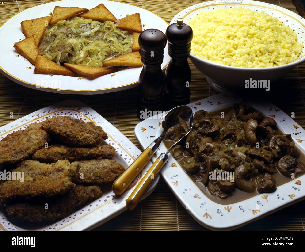 Italienische Küche von Robin Howe. . Oben, Links.. Fegato alla Veneziana oder Alla's brodega'.. Venetian-Style Leber und Zwiebeln.. . Oben, Rechts. Risotto Milanese. . Unten, Links.. Fegato in Dolcegarbo.. Leber in Sweet-Sour-Sauce. . Unten rechts.. Rognone alla Bolognese.. Bologna-Style Nieren. Stockfoto